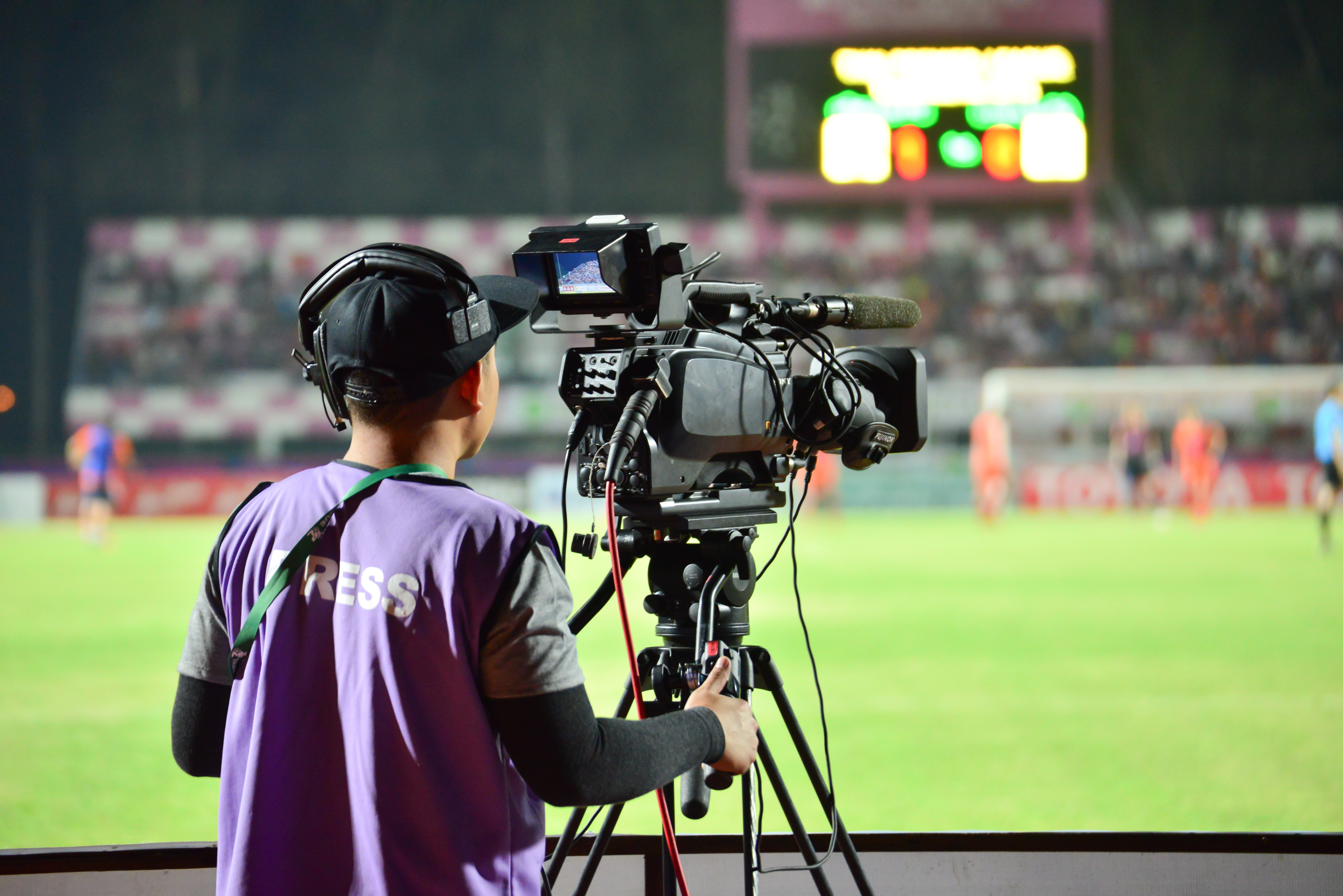 Do you sport on tv. Видеооператор футбол. Видеооператор на стадионе. Видеосъемка в спорте. Видеосъемка в футболе.
